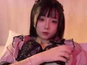 Süßes asiatisches Mädchen masturbiert mit einem Kristall-Dildo